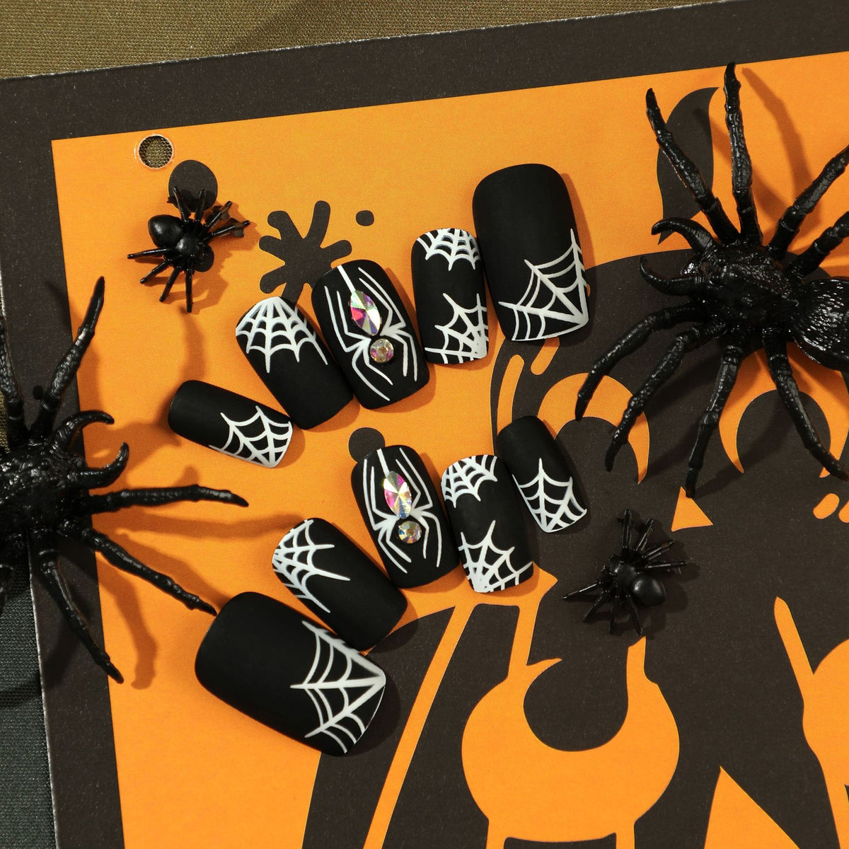 Kunstvolle Nagelverlängerungen mit Spinnen- und Spinnennetzdesign Brehn