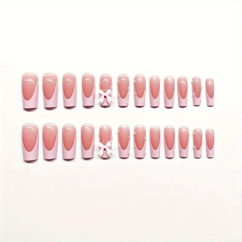 Kunstnagelset mit romantischen Schleifen- und Glitzerdetails Brehn