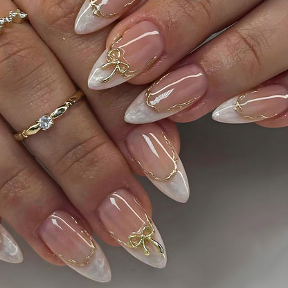Kunstnagelset mit eleganten Spitzen und zarten Verzierungen Brehn