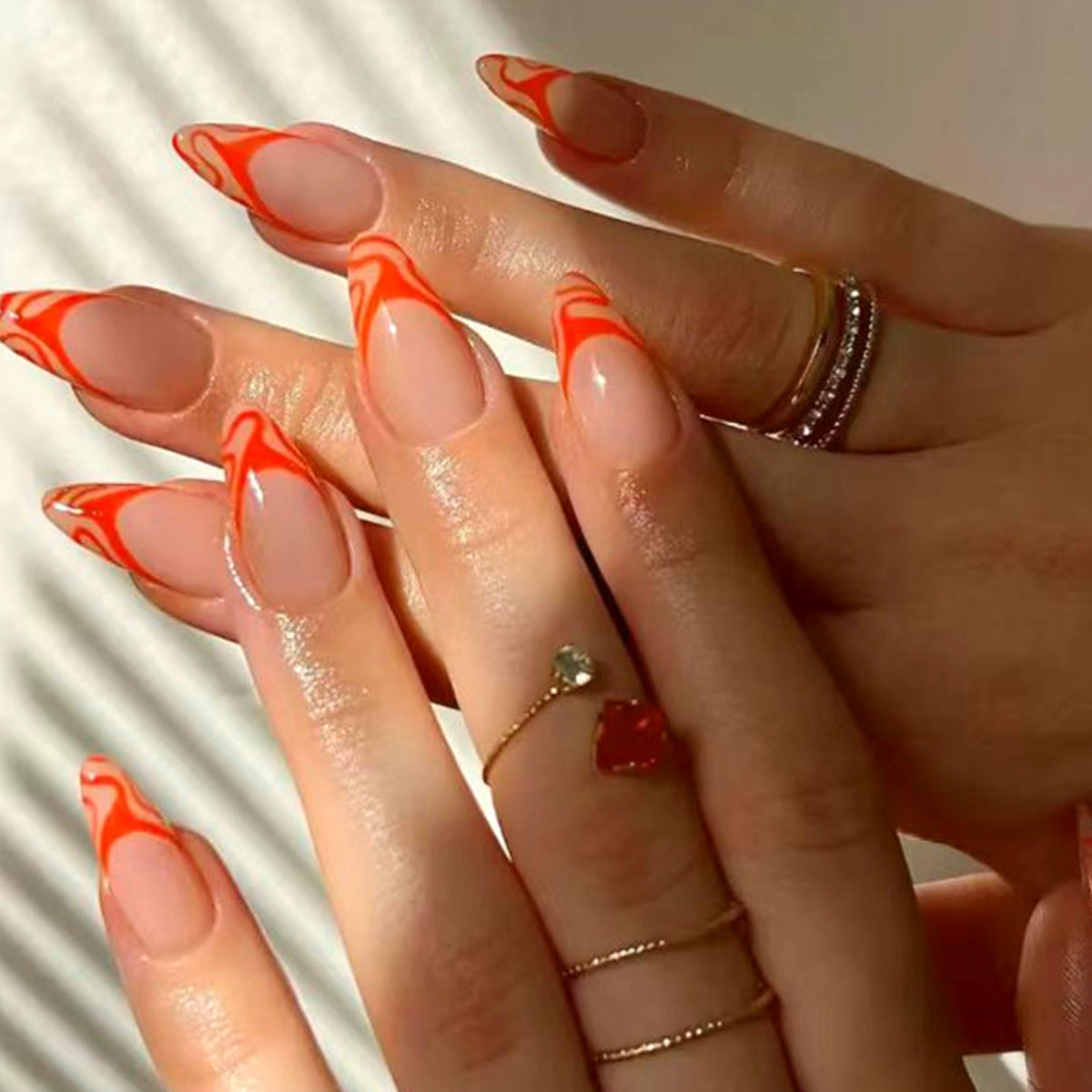 Kunstvolle Stiletto-Nägel mit marmoriertem Design Brehn