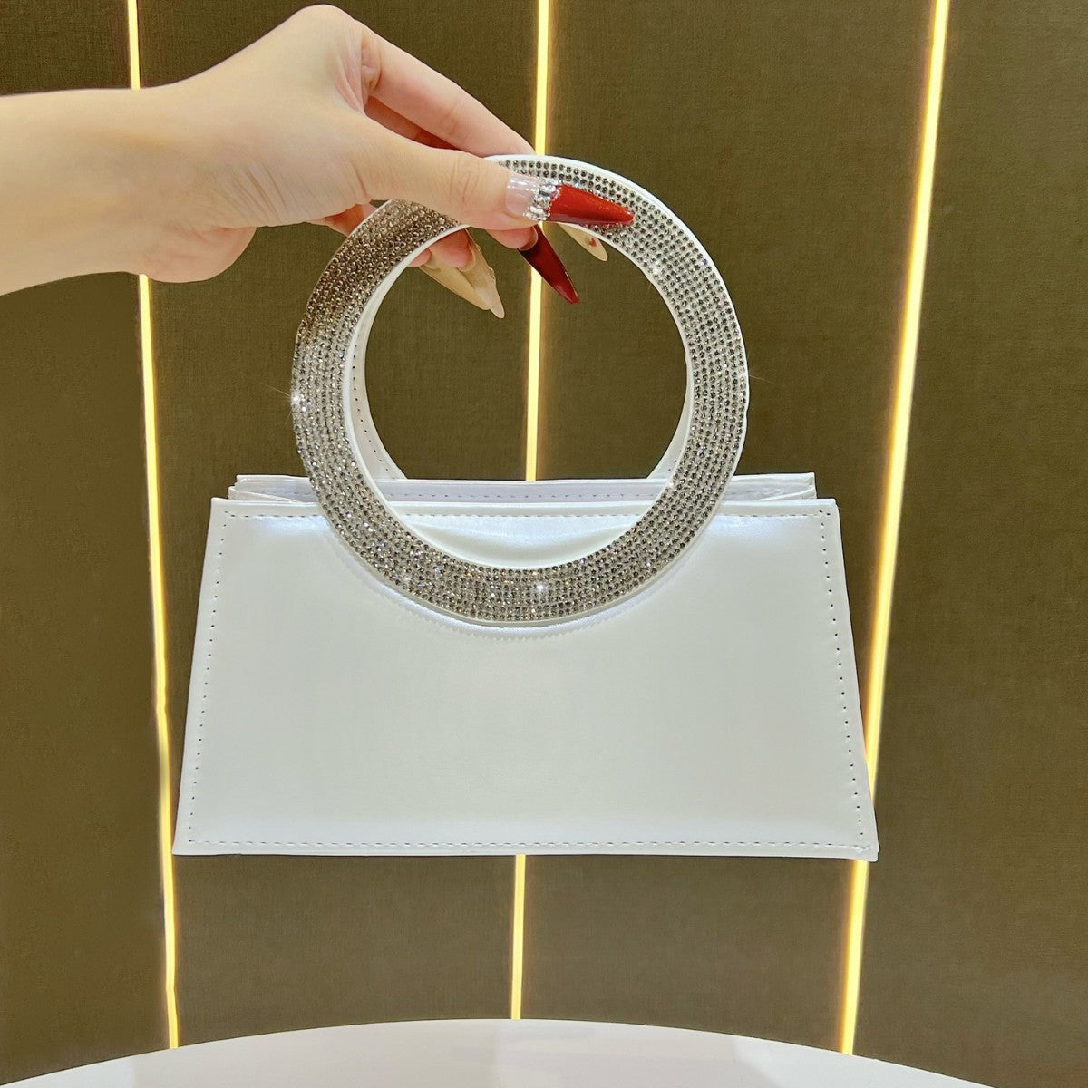 Elegante ringgetragene Abendhandtasche