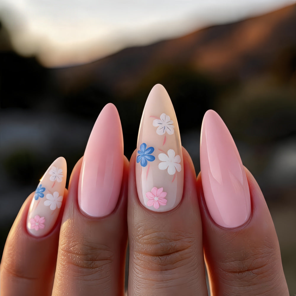 Kunstvolle Nagelverlängerungen mit Blumenmuster Brehn