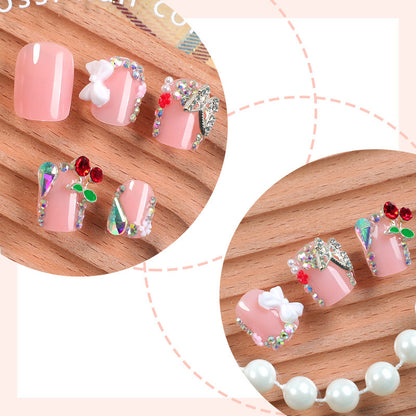 Kunstnagelset mit luxuriösen Akzenten Brehn