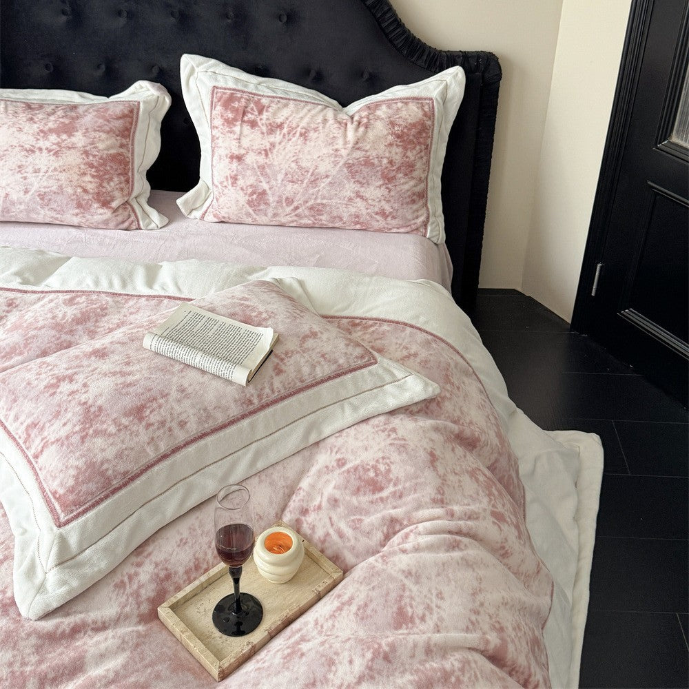 Luxuriöses Samt-Bettwäsche-Set mit floraler Struktur und gesteppter Kante
