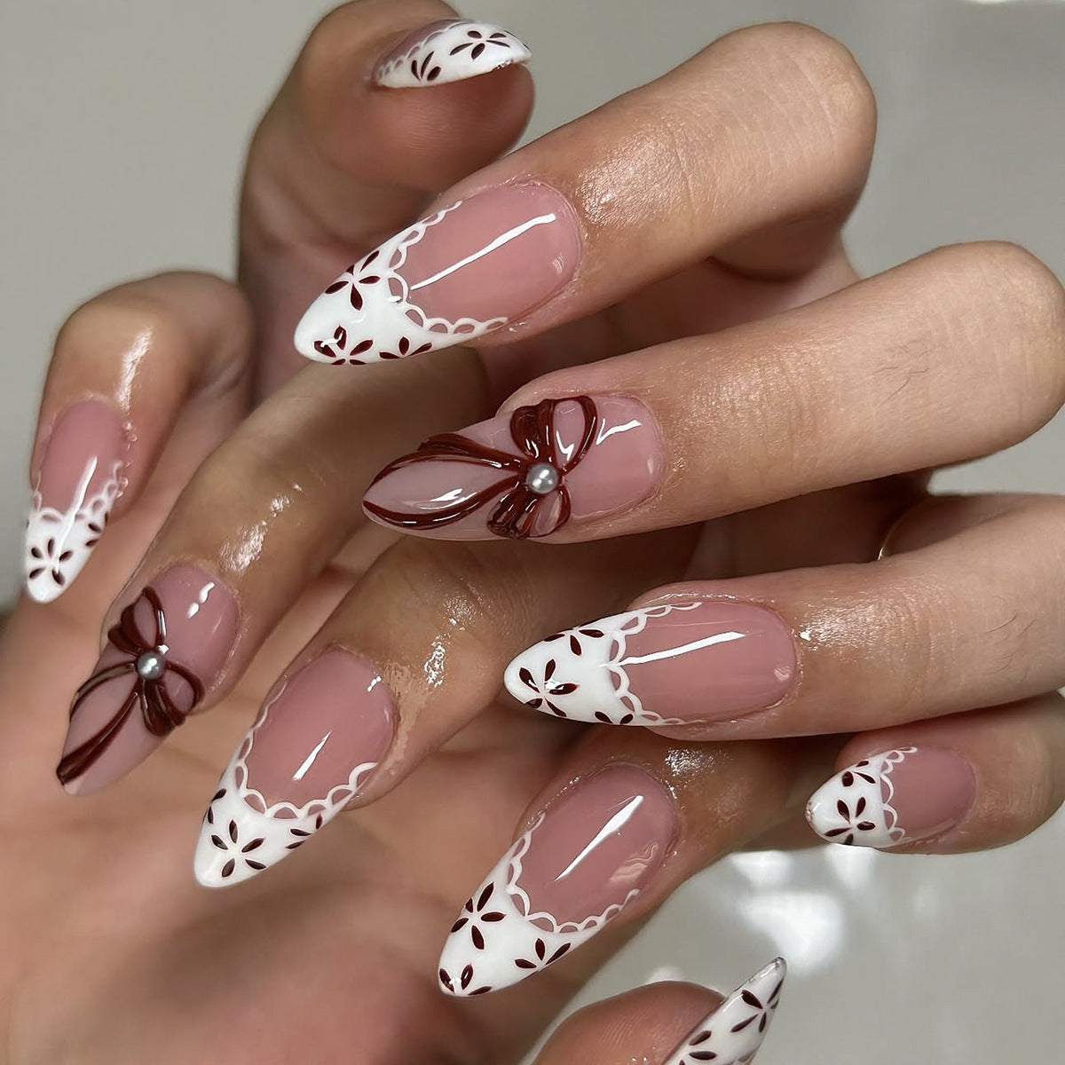 Elegantes Kunstnageldesign mit floralen Akzenten Brehn