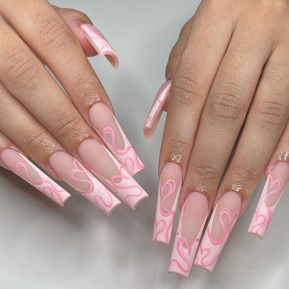 Langes Press-On Nagelkunstset mit Herzdesign Brehn