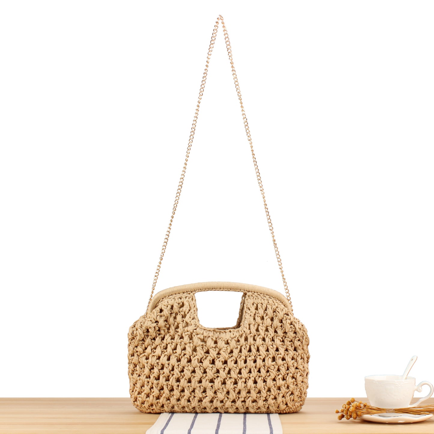 Handtasche Aus Naturbelassenem Geflochtenem Material mit Eleganter Kettenverzierung Brehn