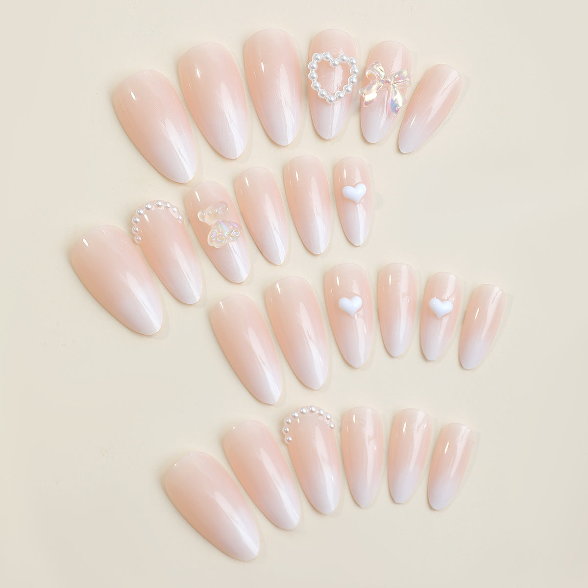 Elegantes Press-On-Nagelset mit dekorativen floralen Akzenten Brehn