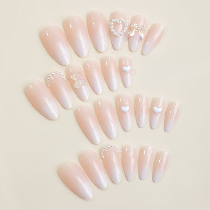 Elegantes Press-On-Nagelset mit dekorativen floralen Akzenten Brehn