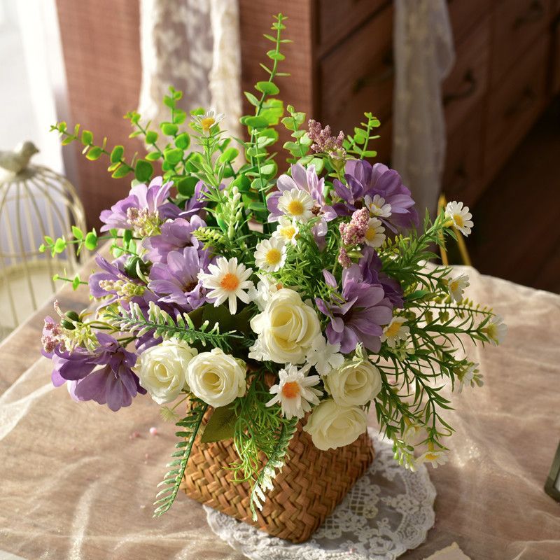 Elegante synthetische Blumenarrangement in geflochtenem Korb