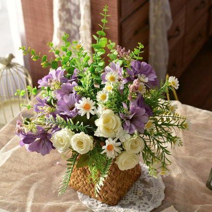 Elegante synthetische Blumenarrangement in geflochtenem Korb