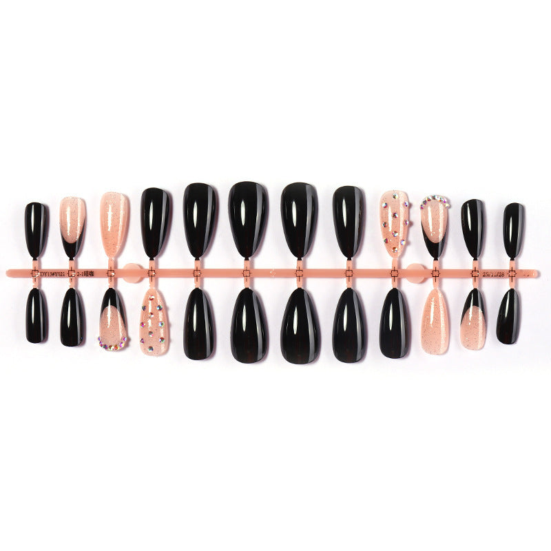 Kreatives Kunstnagelset mit verschiedenen aufregenden Designs Brehn