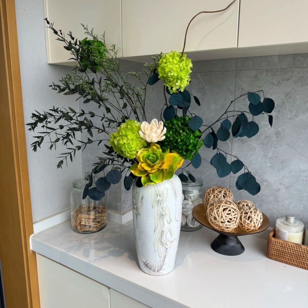 Elegante dekorative Blumenstrauß-Anordnung