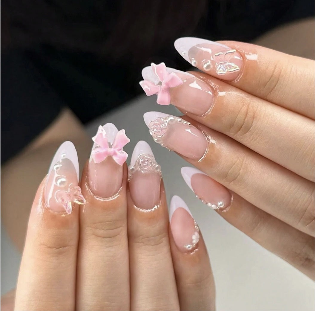 Kunstnagelset mit romantischen Blüten- und Glitzerakzenten Brehn