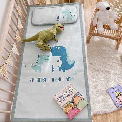 Gepolsterte Baby-Krippenauflage mit Gute‑Nacht-Print, rutschfester Unterseite und abwischbarem Bezug