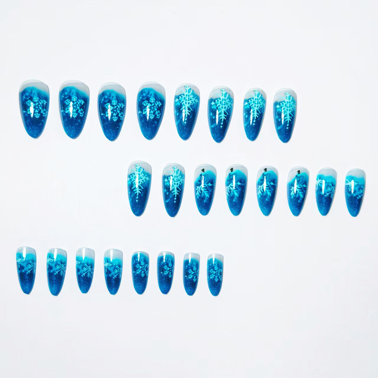 Klares Nageldesign mit Glitzer und Schneeflocken-Motiv Brehn