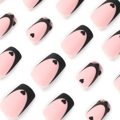 Kunstvolle Nagelkunst mit Herzmotiven und Schwarz-Weiß-Spitzen Brehn