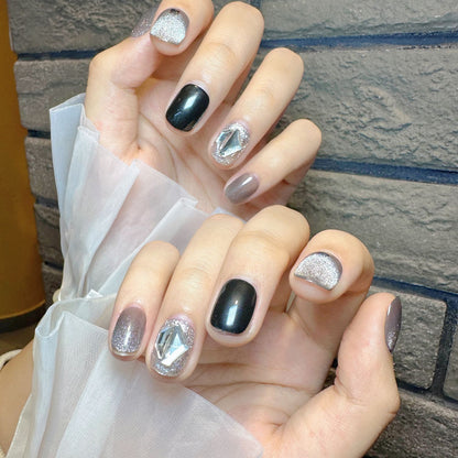 Glamorous Press-On Nail Design Brehn