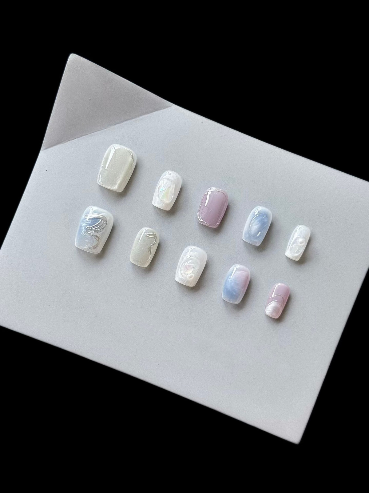 Künstlerisches Press-On Nagelset mit ätherischen Marmor-Effekten