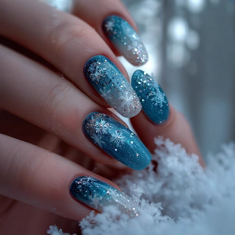 Glamouröse Kunstnägel mit Winterlichem Schneeflocken-Design Brehn