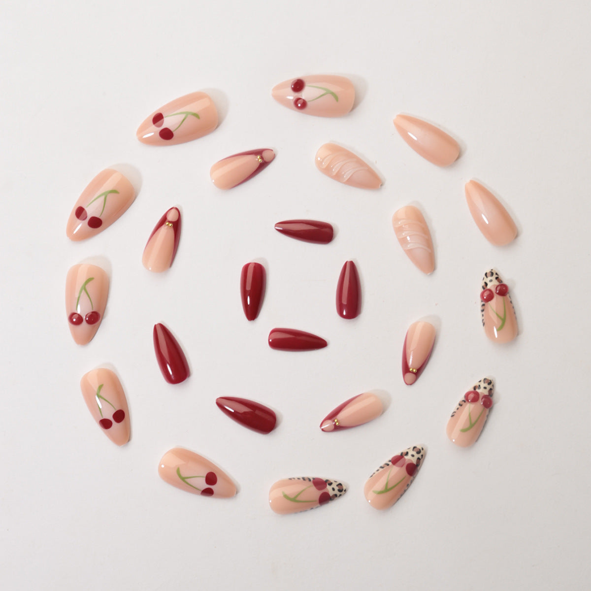 Kreatives Nageldesign mit stilvollem Blumen- und Leopardenmuster Brehn