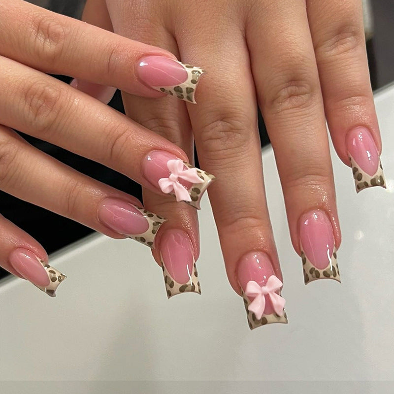 Kunstnagelset mit eleganten Leopardenakzenten und Schleifenverzierungen Brehn