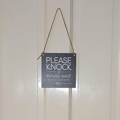 Zweiseitiges hängendes Türschild