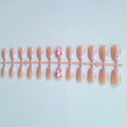 Künstlerisches zierliches florales Nageldesign-Kit