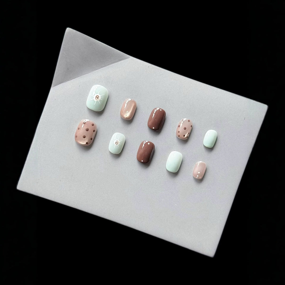 Dekorativer Press-On Nagelset mit einzigartigen künstlerischen Designs