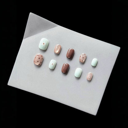 Dekorativer Press-On Nagelset mit einzigartigen künstlerischen Designs