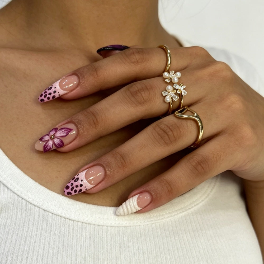 Künstlerisches Florales und Texturiertes Press-On Nagelset Brehn