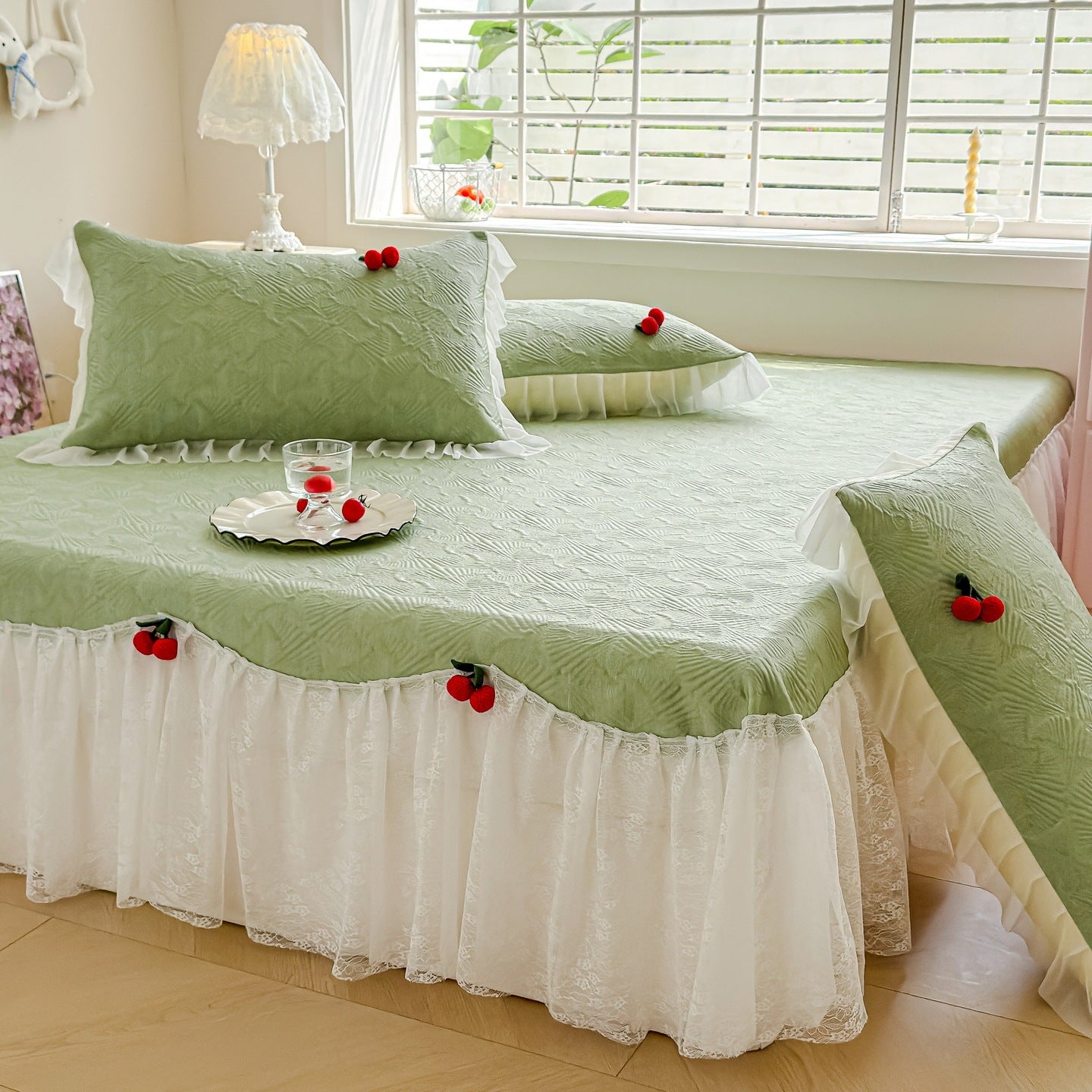 Damen Tagesdecke mit verspieltem Rüschendesign und eleganter Textur Brehn