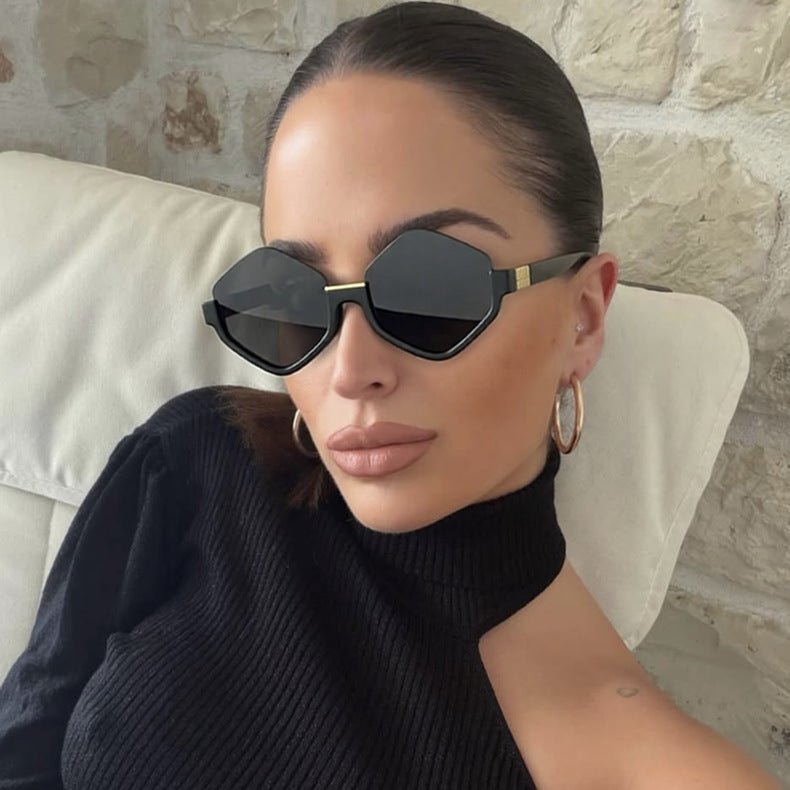 Damen modische Sonnenbrille mit trendy sechseckigem Rahmen und schützenden Gläsern Brehn