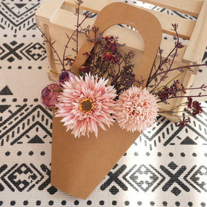 Getrocknete Blumenarrangement in umweltfreundlicher Verpackung