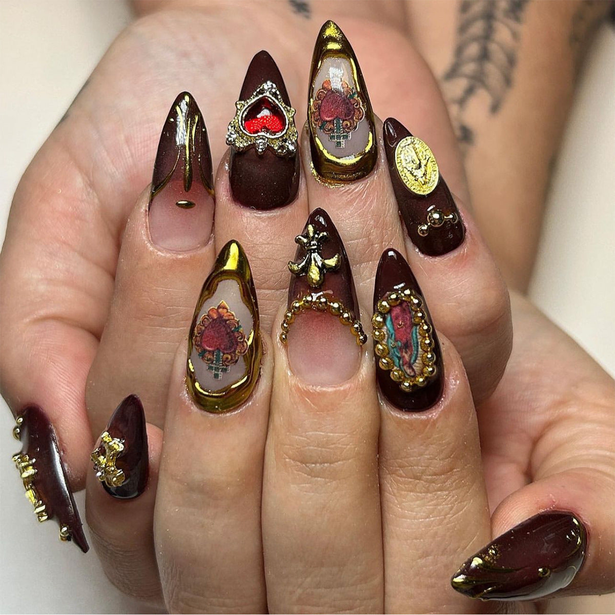 Kunstvolle Stiletto-Nägel mit detaillierten Verzierungen Brehn