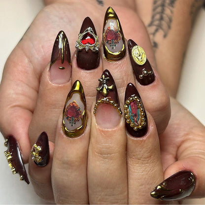 Kunstvolle Stiletto-Nägel mit detaillierten Verzierungen Brehn