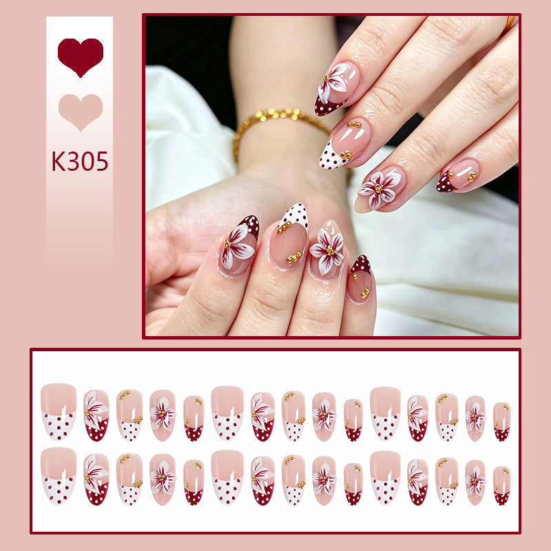 Kunstnagelset mit floralem Design und goldenen Akzenten Brehn