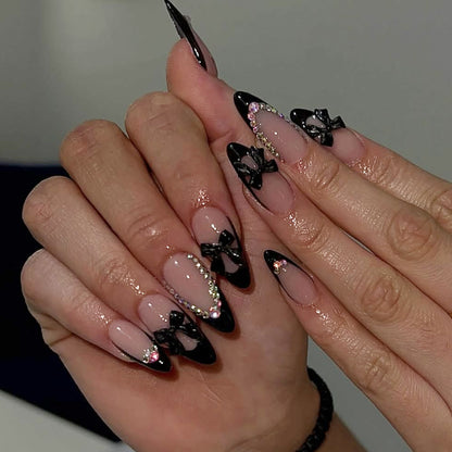 Elegantes Stiletto-Nageldesign mit Strassakzenten Brehn
