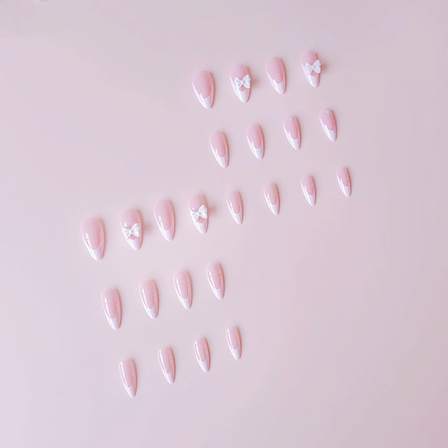 Kunstnagelset mit eleganten 3D-Blüten und glitzernden Akzenten Brehn