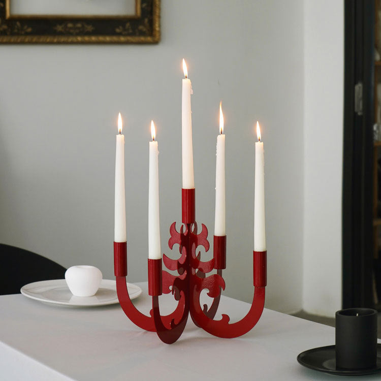 Verschnörkelter Metallkerzenhalter