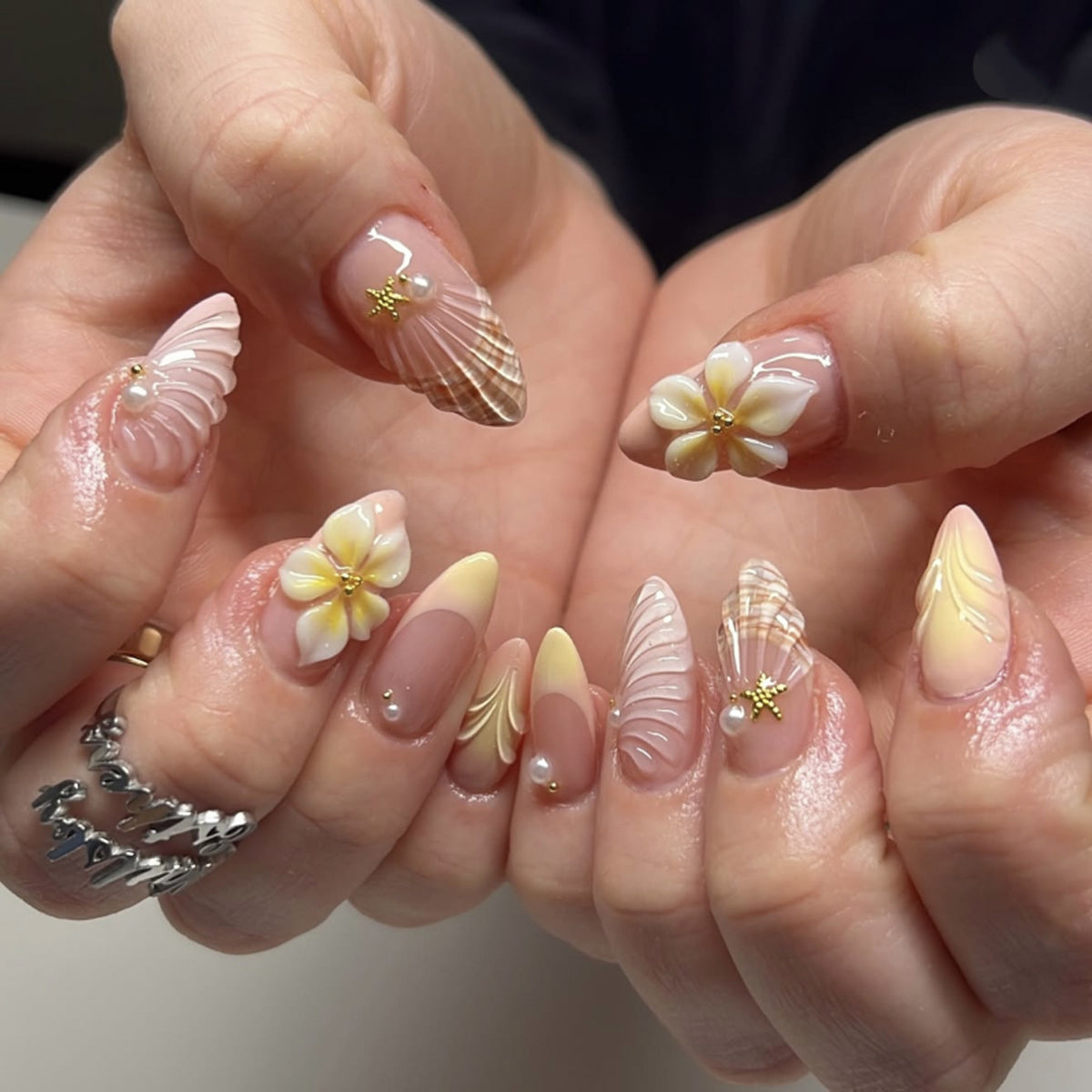 Kunstvolle Nagelkunst mit floralen Motiven und eleganten Akzenten Brehn
