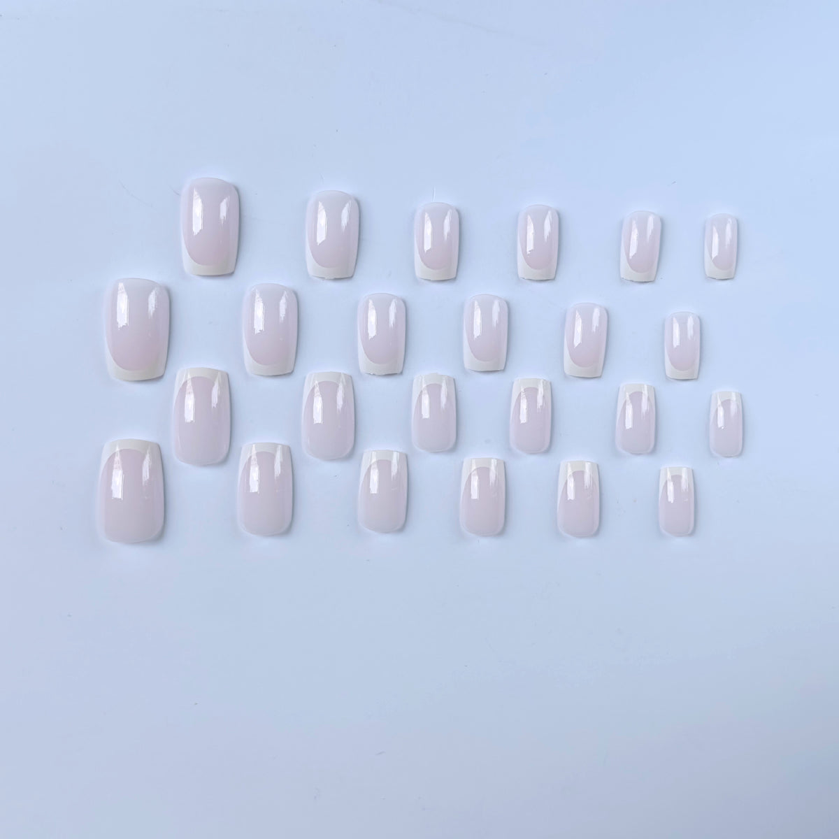 Elegantes French Tip Nagelkunstset  1790958182