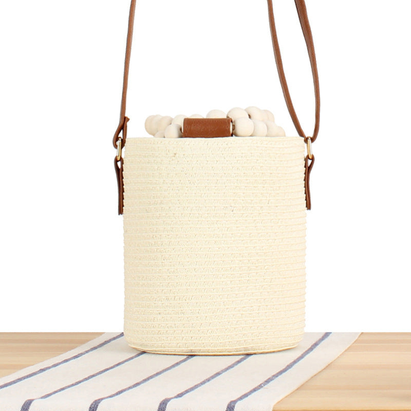 Handtasche Aus Hochwertigem Geflochtenem Naturmaterial mit Innovativem Verschluss Brehn