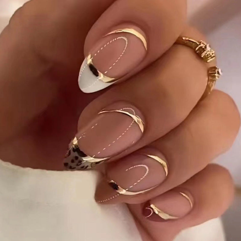 Kunstvolle Stiletto-Nägel mit herzförmigen Akzenten Brehn