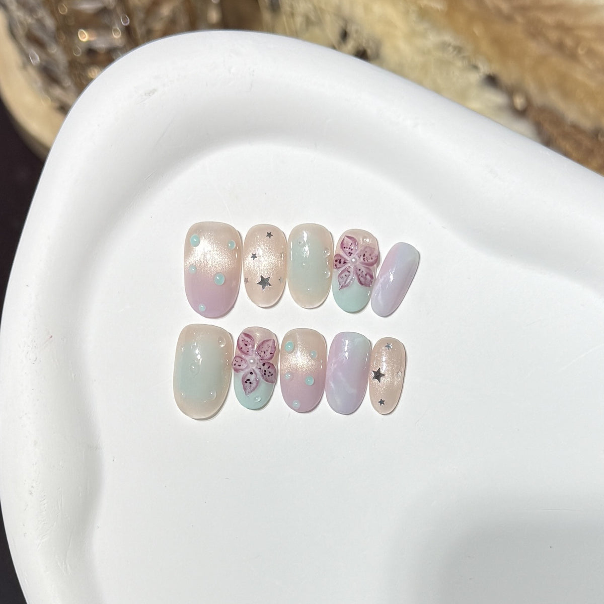 Floral-inspiriertes Press-On-Nagelkunst-Set mit Sternakzenten Brehn