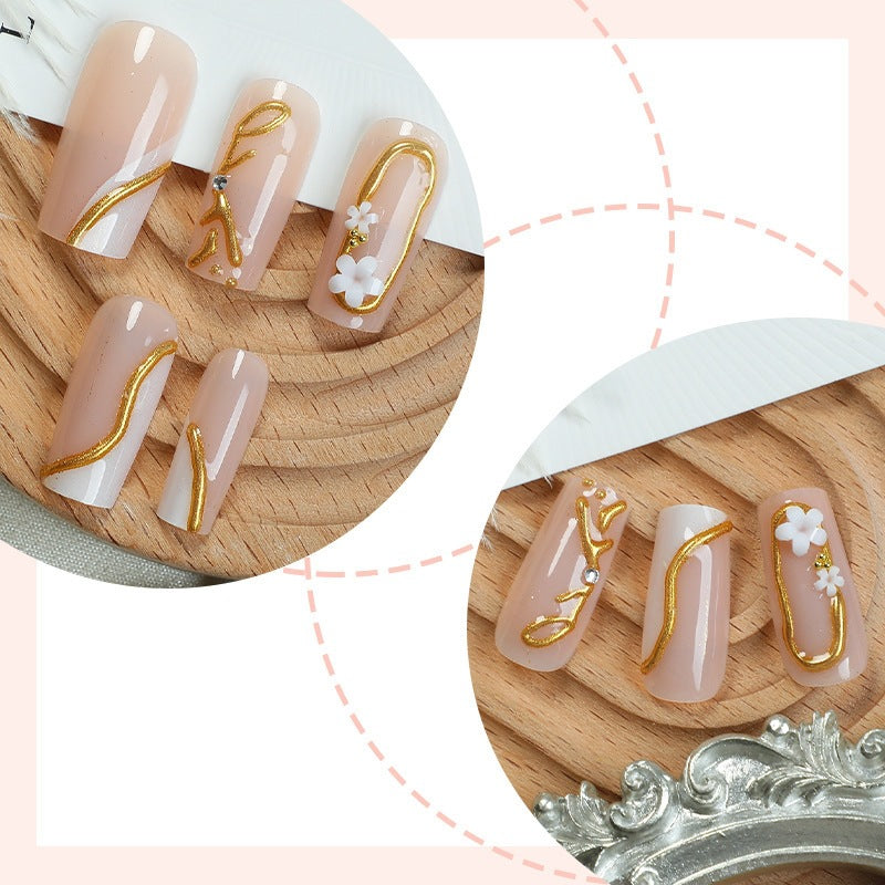 Kunstnagelset mit elegantem Goldakzent und floralen Designs Brehn