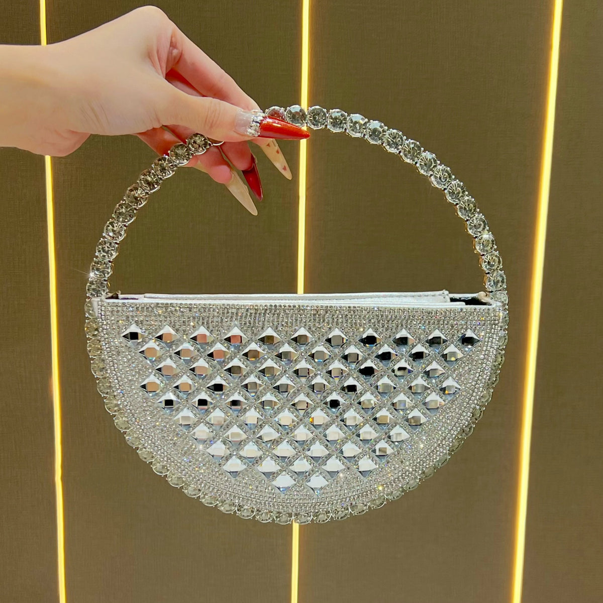 Rhinestone-besetzte Clutch
