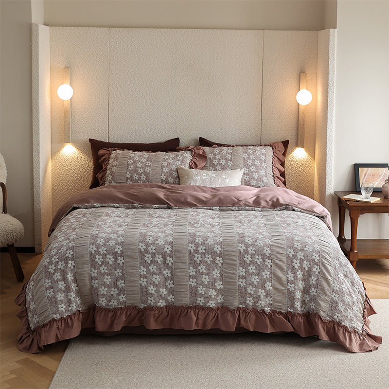 Umkehrbares Rüschengesicht Baumwoll-Perkal Bettbezug Set mit gesteppten Blumenstreifen-Panels und Kopfkissenbezügen