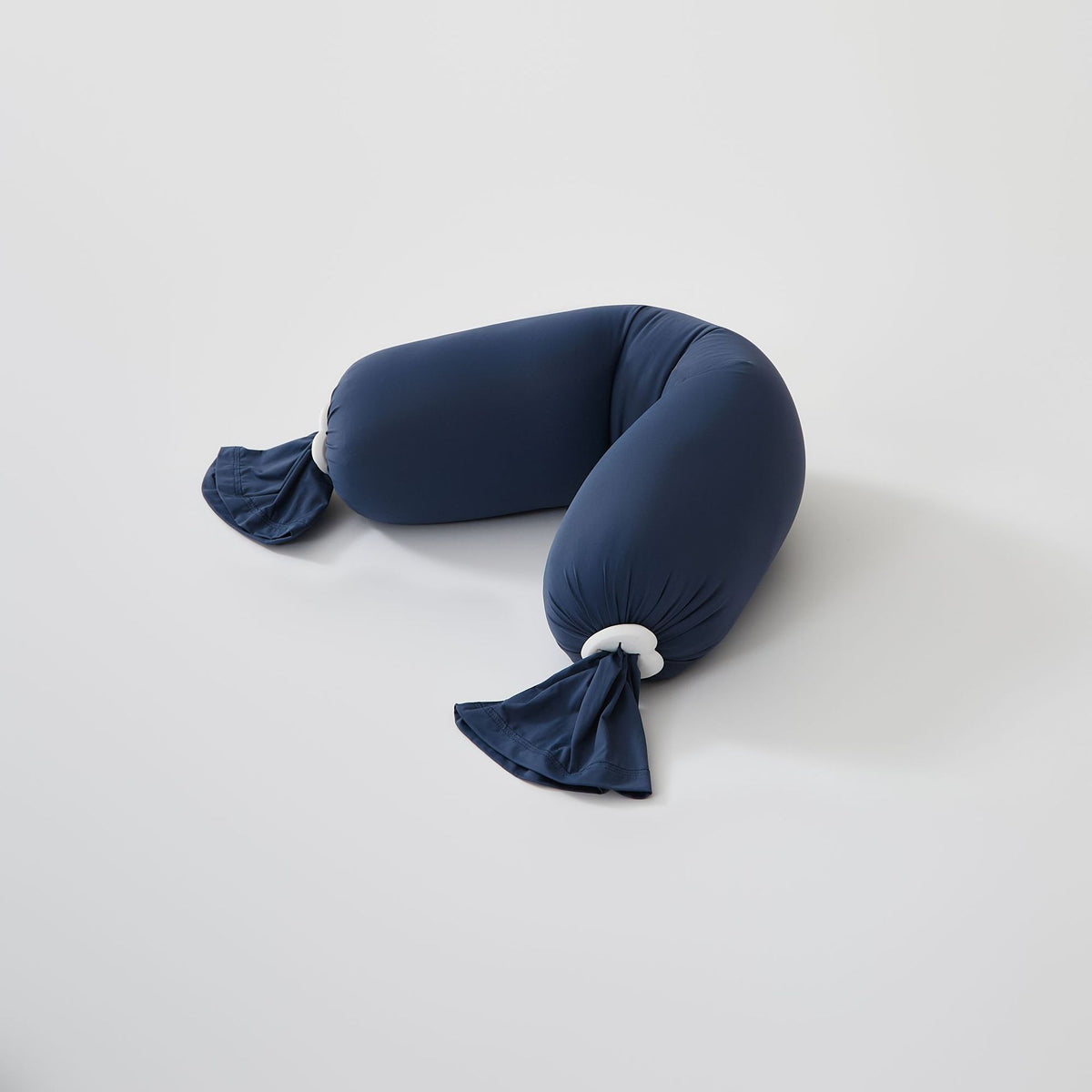Ergonomisches Nackenstützkissen mit weichem Stretch‑Bezug und verstellbaren Knotenenden