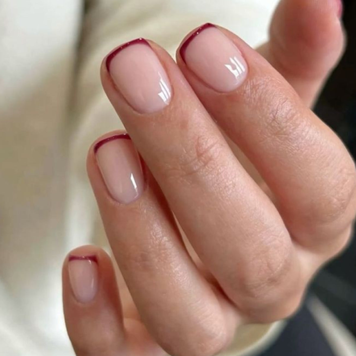 Elegante und stilvolle Nagelkunst mit schmalen farbigen Akzenten Brehn